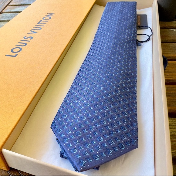 🔥LV HOLIDAY 25’🔥🆕💯LOUIS VUITTON LIMITED KNIGHT BLUE 3D-MONOGRAM MOTIF TIE🔥RARE✨ - Picture 1 of 17